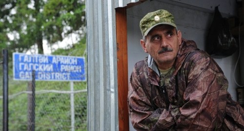 A border guard at the "Engur" checkpoint Sputnik / Sergei Pyatakov https://sputnik-abkhazia.ru/Abkhazia/20150903/1015601537.html