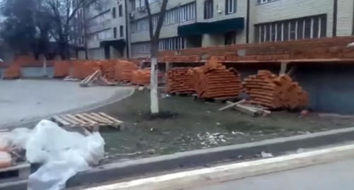 Construction of a brick wall on the territory of a common yard of several multi-storey buildings in Grozny. Photo CHECHEN WHATSAPP 3, https://www.youtube.com/watch?v=x3umWNFW5Lo