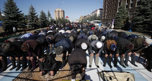 Believers praying, Magas, October 7, 2018. Photo: REUTERS/Maxim Shemetov