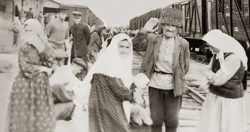 At the railway station, 1957, Frunze. Residents of the village of Yurt-Aukh. Photo: https://ru.wikipedia.org/