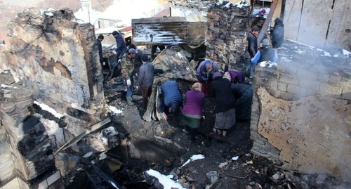 Residents of the village of Tissi-Akhitli near the ashes. Photo by the press service of the administration of  the Tsumada District http://www.mo-tsumada.ru/index.php/novosti/munitsipalitet/1917-news1334