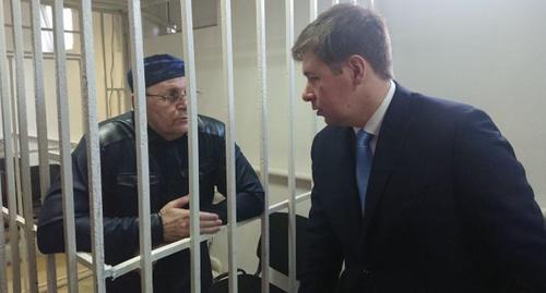 Oyub Titiev and his advocate. Photo by Rasul Magomedov for the Caucasian Knot