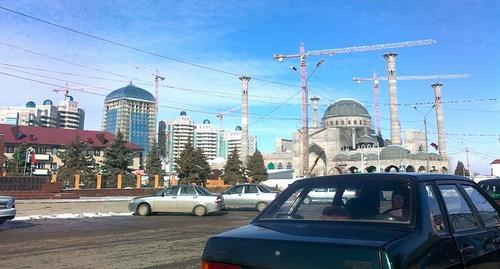 Mosque under construction in Shali, February 2017. Photo: Djalvadi Malaev, https://www.facebook.com/photo.php?fbid=1896186753947512&set=a.1389980897901436.1073741828.100006686164700&type=3&theater, CC BY-SA 3.0, https://commons.wikimedia.org/w/index.php?curid=55766501