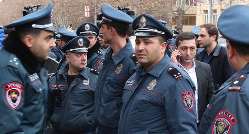 Policemen during demolition of cafes in Yerevan. Photo by Tigran Petrosyan for the Caucasian Knot