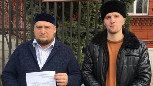 Magomed Mutsolgov, Chairman of the initiative group (on the left), near the Central Electoral Commission of Ingushetia on March 20, 2019. Photo form the rights defender's blog on the "Caucasian Knot" https://www.kavkaz-uzel.eu/blogs/342/posts/37019?fbclid=IwAR1G5W_YbKvd3f6EkhufLuaXjjDOh5lKwOeb1gRNSotNxnxFMEXMWmR4EgY