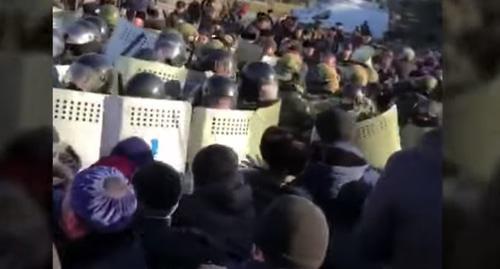 A spontaneous rally in the highway at the entrance to Nazran. Photo: screenshot of the video by the "Caucasian Knot" https://www.youtube.com/watch?v=B7vqt3Qx1bE