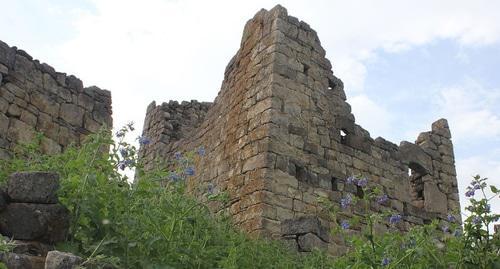 A tower in the village T1ijsta. Photo by Murad Borshigov, Own work, CC BY-SA 4.0, https://commons.wikimedia.org/w/index.php?curid=47770988