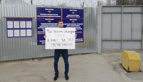 Ismail Nalgiev at a picket in Nalchik on April 6, 2019. Photo by Umar Yovloy for the "Caucasian Knot"