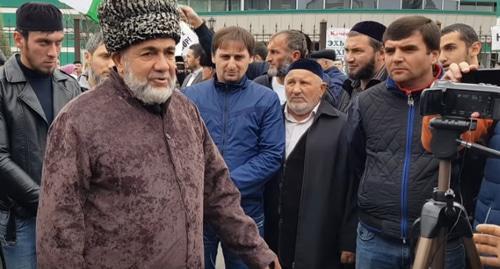 Akhmed Barakhoev at a protest action in Magas. Screenshot of Ilez Pliev's video on YouTube https://www.youtube.com/watch?v=BjeTkWnqw04