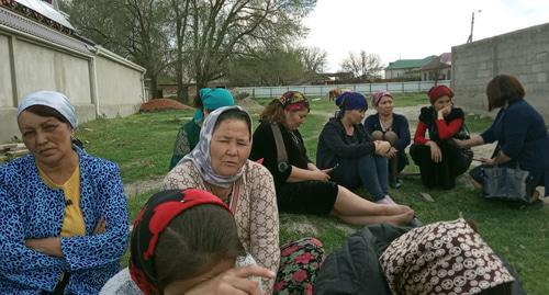 Relatives of the detainees near the Nogai District Court on April 13, 2019. Photo by Gulmira Tangatarova