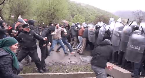 Clashes between protesters in Pankisi and policemen. Screenshot from Public broadcaster of Georgia, https://www.youtube.com/watch?time_continue=58&v=TpVeQeOK82g