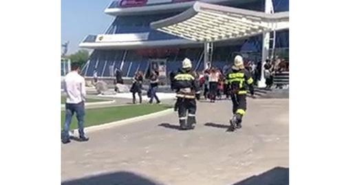 People are being evacuated from 'Voroshilovsky' shopping centre. Screenshot from video posted by 'Bloknot-Volgograd', https://www.youtube.com/watch?v=sSxAq76bG34