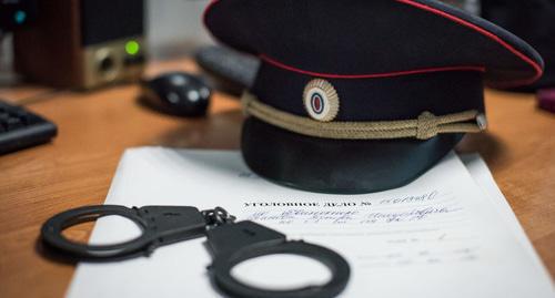 Handcuffs. Photo: © Elena Sineok, Yuga.ru