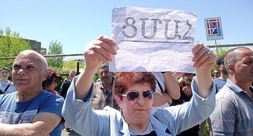 An opponent of Robert Kocharyan holds a poster saying, "A life sentence!". Photo by Tigran Petrosyan for the "Caucasian Knot"