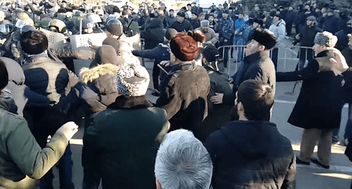 Activists' clashes with law enforcers in Magas on March 27, 2019. Screenshot of the video by Dzurdzaki https://www.youtube.com/watch?v=o1B1oBde9Ds