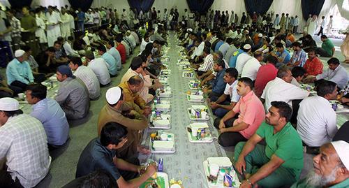 A mass iftar. Photo: REUTERS/Faisal Al Nasser