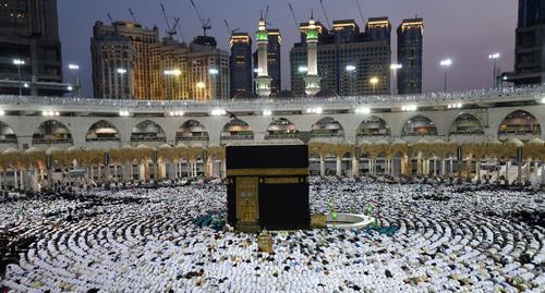 Believers praying in Mecca. Photo: REUTERS/Waleed Ali