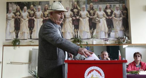 At a polling station in South Ossetia. Photo: REUTERS/Kazbek Basayev