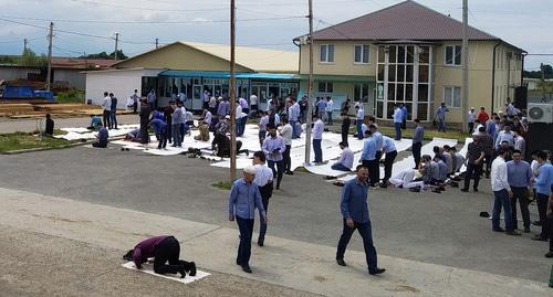 Juma-namaz at the site of the mosque in Magas. Photo by Umar Yovloi for the Caucasian Knot