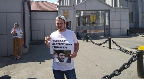Journalist Arsen Magomedov holds solo picket, June 22, 2019, Makhachkala. Photo by Ilyas Kapiev for the Caucasian Knot