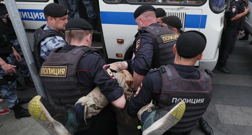 The police detains a participant of the action in support of Ivan Golunov. Moscow, June 2019. Photo REUTERS/Shamil Zhumatov