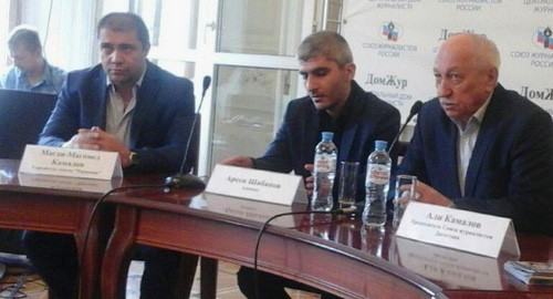 A press conference in support of Abdulmumin Gadjiev. Magdi Kamalov, Arsen Shabanov, Ali Kamalov (from left to right). Photo by Rustam Djalilov for the "Caucasian Knot"