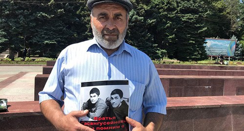 Murtazali Gasanguseinov, a father of the shepherds killed in Dagestan, holds a solo picket in Makhachkala, July 15, 2019. Photo by Patimat Makhmudova for the Caucasian Knot