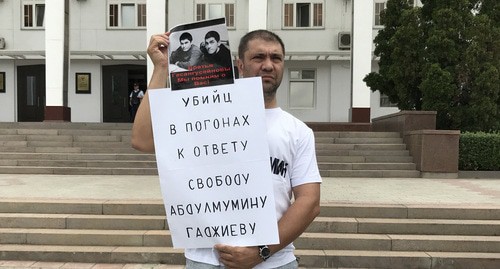 Founder of ‘Chernovik’ Magdi Kamalov holds solo picket in support of Abdulmumin Gadjiev, Makhachkala, July 16, 2019. Photo by Patimat Makhmudova for the Caucasian Knot