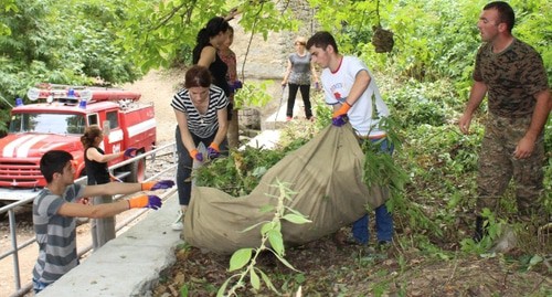 Residents of Nagorno-Karabakh doing a volunteer clean-up program in the village of Tyak. Photo by Alvard Grigoryan for the "Caucasian Knot"