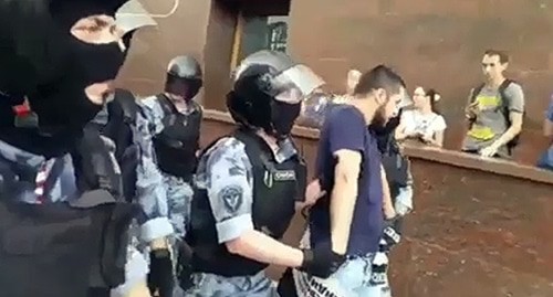 Detention of Dagestani blogger Kerim Gamidov. Screenshot from video entitled "That's the way they were detaining me" posted by Vodi Mag, http://www.youtube.com/watch?v=cMAI6IHz0j4