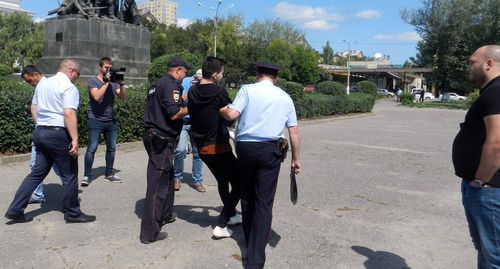 Policemen take LGBT activist Vladislav Pogorelov away from the Metallurgov Square in Volgograd, August 12, 2019. Photo by Tatiana Filimonova for the Caucasian Knot