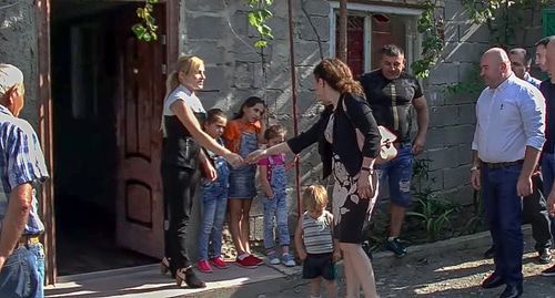 Minister Ketevan Tsikhelashvili visits families whose households appeared to be on the side of South Ossetia cordoned off by the barbed wire fence installed in the Gugutiantkari village. Screenshot from video posted by Georgian Broadcaster https://www.youtube.com/watch?v=Jlk7Fm2hxGw