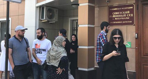 Group of support of Abdulmumin Gadjiev in front of court building in Makhachkala, July 29, 2019. Photo by Patimat Makhmudova for the Caucasian Knot