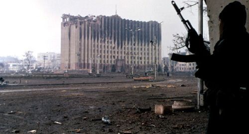 A militant in Grozny. Photo by Mikhail Evstafyev, https://commons.wikimedia.org/wiki/File:Evstafiev-chechnya-palace-gunman.jpg