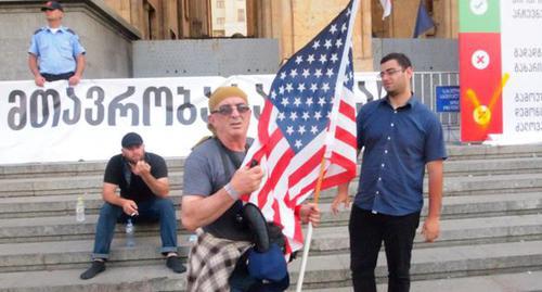 Vakhtang Sikharulidze, a participant of the hunger strike (with a flag), and Giga Lemondjava. David Makhariashvili is at the background (he did not participate in the hunger strike). Tbilisi, June 27, 2019. photo by Beslan Kmuzov for the "Caucasian Knot"
