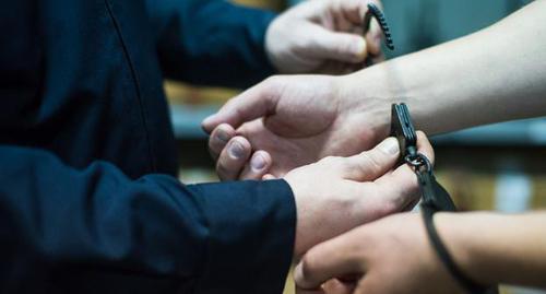 Law enforcer clapping handcuffs. Photo: Elena Sineok, Yuga.ru