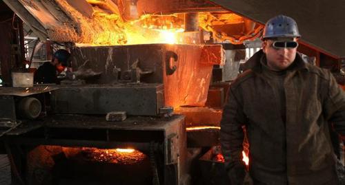 Worker of a metallurgic plant in Georgia. Photo: http://rmp.ge/en/media-centre/photogallery/steel-melting-shop-and-reinforcing-bar-shop