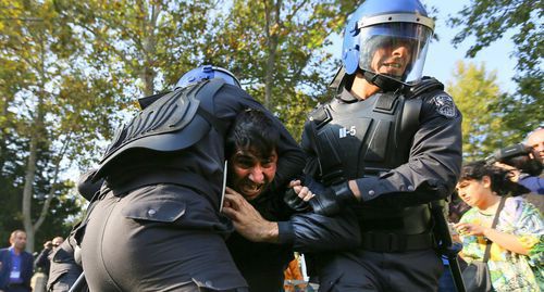 Law enforcers detain rally participant, Baku, October 19, 2019. Photo by Aziz Karimov for the Caucasian Knot 