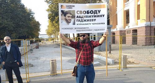 Khalid Omarov holds solo picket in support of Abdulmumin Gadjiev, Makhachkala, October 25, 2019. Photo by Ilias Kapiev for the Caucasian Knot