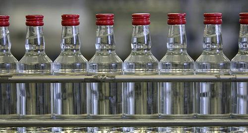 The conveyor belt with bottles of vodka. Photo http://www.delfi.lv/biznes/bizopinion/alkogol-v-latvii-budet-dorozhat.d?id=43239210