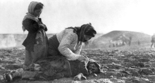 An Armenian woman on her knees in front of the dead child. 1915. Photo: en:American Committee for Relief in the Near East - from usa gov site https://ru.wikipedia.org/