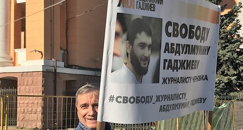 A resident of Makhachkala with a poster in support of Abdulmumin Gadjiev. Makhachkala, October 2019. Photo by Patimat Makhmudova for the "Caucasian Knot"