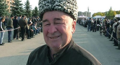 Malsag Uzhakhov at the rally in Magas, October 2018. Screenshot from video posted by the Council of Teips of Ingushetia, http://www.youtube.com/watch?v=OKp3UuBZ1jk