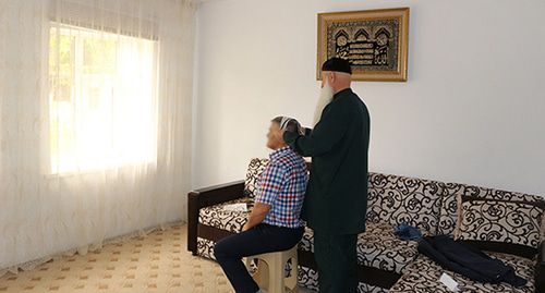 Chechen healer is doing massage of a patient's head. Photo: http://konknchr.ru/