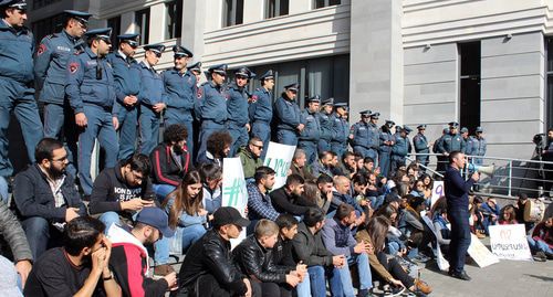 Opposition activists and students on strike gathered in front of the Armenian government building. Photo by Tigran Petrosyan for the Caucasian Knot