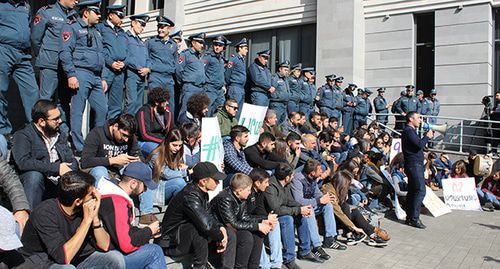 Sit-in picket of Armenian students and "Dashnaktsutyun" supporters at the government building in Yerevan, November 7, 2019. Photo by Tigran Petrosyan for the Caucasian Knot