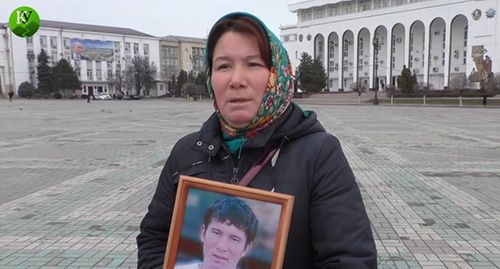 Yumabike Adilgereyeva, mother of the killed Eradil Asanov holds picket in Makhachkala, February 6, 2018. Screenshot from video posted by the "Caucasian Knot" on YouTube: https://www.youtube.com/watch?v=Uwky0niKL6E&feature=emb_logo