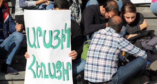 Opposition activists and protesting students the building of the government of Armenia. A poster says: "Araik, go away". Photo by Tigran Petrosyan for the "Caucasian Knot"