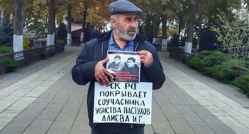Murtazali Gasanguseinov, the father of the assassinated brothers-shepherds, at a solo picket in Makhachkala. November 14, 2019. Photo by Ilyas Kapiev for the "Caucasian Knot"