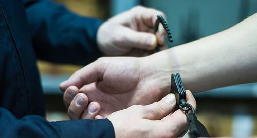 Handcuffs. Photo: Elena Sideok, Yuga.ru